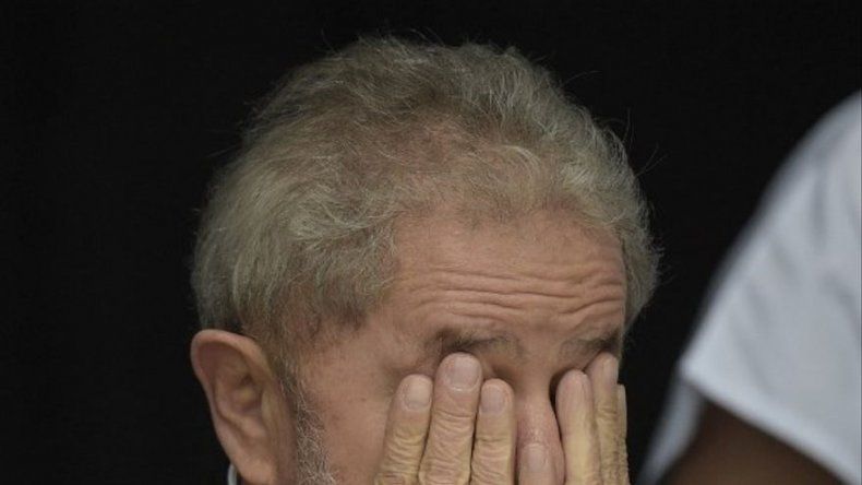 El juez Sergio Moro decreta la prisión de Lula y le da un día para entregarse