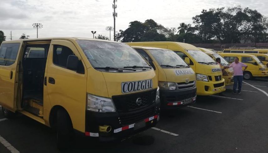 Buses colegiales supervisados por la Policía de tránsito