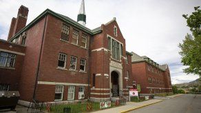 Se han encontrado los restos de 215 niños, enterrados en el lugar donde se encontraba el mayor internado para indígenas de Canadá.