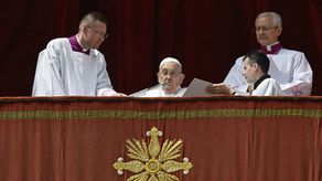 El papa Francisco desea a los fieles una feliz Pascua desde el balcón de la Basílica de San Pedro.