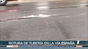 Técnicos del Idaan trabajan en vía España en la rotura de una tubería