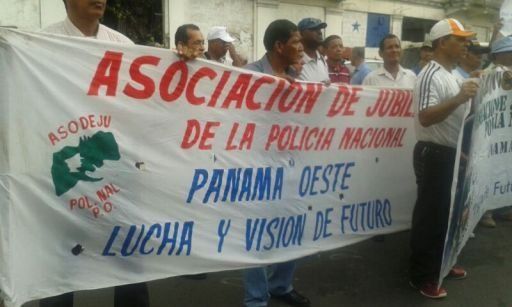 Jubilados de la Policía de Panamá Oeste protestan en la Asamblea