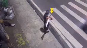 Detienen a malabarista de machetes por amenazar a conductores que se rehusaban a pagarle.