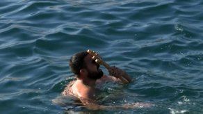 Cristianos ortodoxos se sumergen en agua helada para celebrar la epifanía
