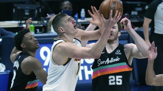 Jokic figura en el triunfo de los Nuggets