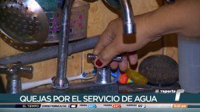 Residentes de Mano de Piedra sólo reciben agua durante la madrugada