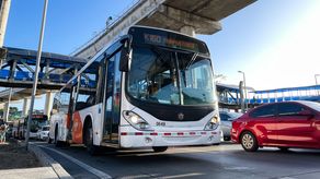 De acuerdo con denuncias ciudadanas, hay quienes han esperado un bus durante más de una hora, en medio de aglomeraciones, tráfico y bajo la lluvia. De acuerdo con denuncias ciudadanas, hay quienes han esperado un bus durante más de una hora, en medio de aglomeraciones, tráfico y bajo la lluvia.