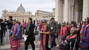 La visita terminará también de forma inusual: el papa visitará Iqaluit, Nunavut, lo más al norte que ha estado, para llevar su disculpa a la comunidad inuit antes de volar de regreso a Roma. La visita terminará también de forma inusual: el papa visitará Iqaluit, Nunavut, lo más al norte que ha estado, para llevar su disculpa a la comunidad inuit antes de volar de regreso a Roma.