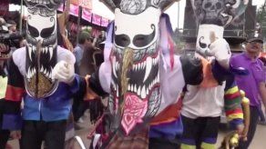 Espadas fálicas y máscaras en el festival tailandés de las ánimas Phi Ta Khon