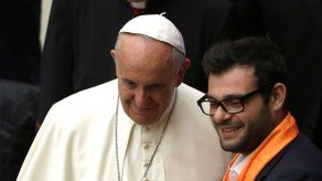 El papa Francisco llama por teléfono a un enfermo para consolarlo