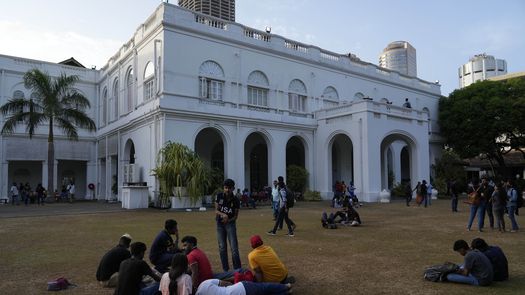 La partida del presidente se produjo tras cuatro días de protestas, incluida la toma de su residencia oficial.