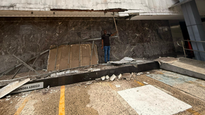 Colapsa estructura exterior del palco de prensa en la Asamblea