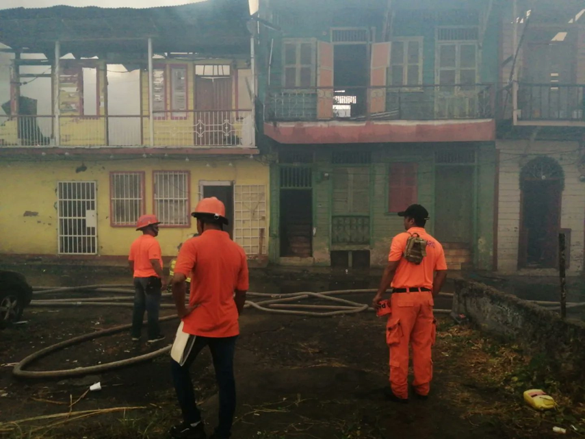 Bomberos hallan un cuerpo calcinado dentro de uno de los cacerones afectados por el incendio en El Chorrillo.