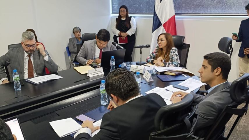 Evalúan otorgamiento de becas en Panamá