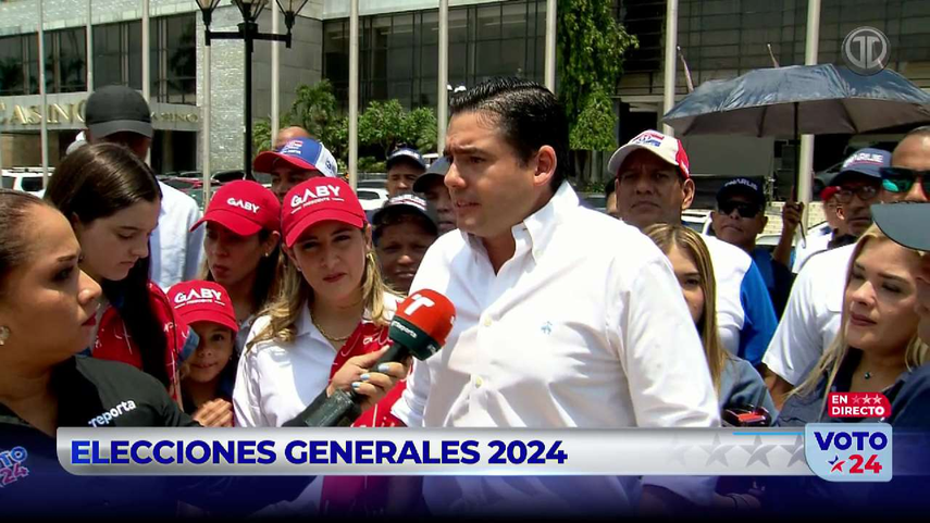 Elecciones 2024: El candidato José Gabriel Carrizo acompaña a su esposa a votar.