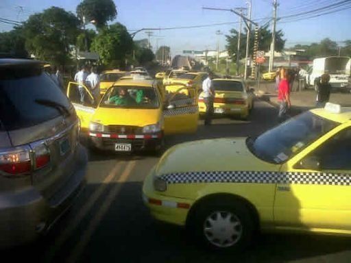 ATTT y taxistas acuerdan utilizar calcomanías en retrovisores