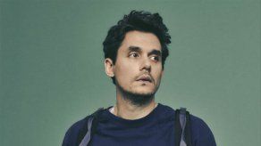 John Mayer besó al bloguero de cotilleos Perez Hilton