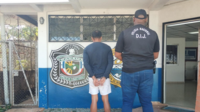 Policía Nacional. Unidad de la DIJ con el presunto agresor sexual detenido Policía Nacional. Unidad de la DIJ con el presunto agresor sexual detenido