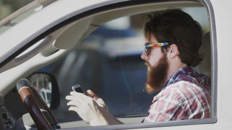 La gente conoce el peligro de escribir al volante