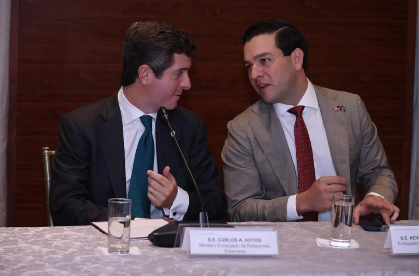 Ministro Carlos Hoyos y Embajador Kevin Cabrera. Ministro Carlos Hoyos y Embajador Kevin Cabrera.