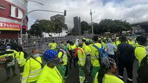 Trabajadores de la AAUD protestan en la 5 de Mayo.