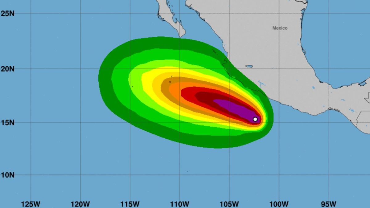 El centro de huracanes advirtió que, si bien la tormenta probablemente no tocará tierra, es posible que cause mareas altas en la costa.