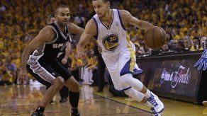 Warriors derrotan a Spurs y empatan la serie 2-2