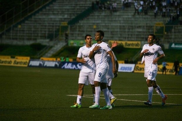 Comunicaciones empata con gol de Rolando Blackburn