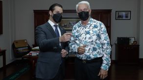 El nombre del Mechi Blanco es oficialmente una marca. Foto: Ulpiano Vergara junto al ministro de Comercio e Industria.