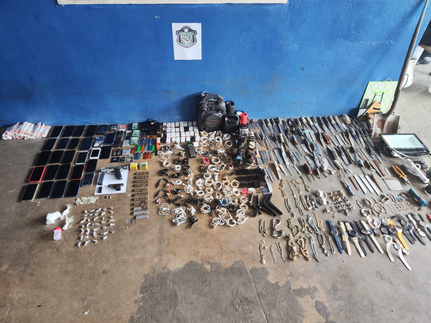 Joyas y municiones fueron decomisadas en cárcel de Colón este jueves.