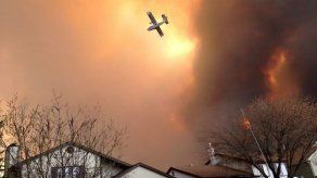 Enorme incendio desaloja a miles en ciudad de Canadá