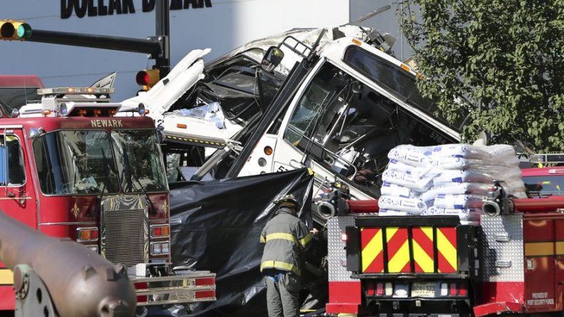 Dos autobuses chocan en New Jersey; un muerto y 18 heridos