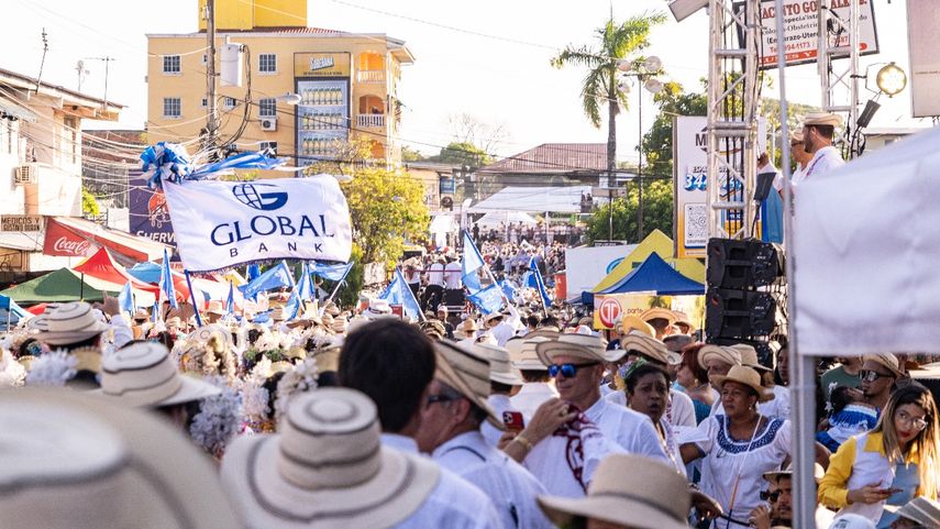 Globak Bank empezó la celebración de su 30 aniversario en el Desfile de las Mil Polleras.