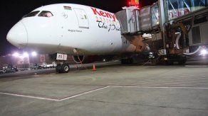 Encuentran un cuerpo en jardín de Londres que cayó de avión