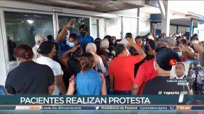 Asegurados protestan en Colón ante la suspensión de citas