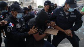 El pasado lunes, los tres jóvenes fueron detenidos por alterar el orden público mientras participaban de una protesta en contra del fallo de la Corte Suprema de Justicia que declaró no culpable al diputado oficialista Arquesio Arias.