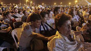 Multitud de fieles exhaustos espera misa campal de Francisco en Ecuador