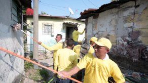 Presos borran grafitis que marcaban los territorios de las pandillas en El Salvador