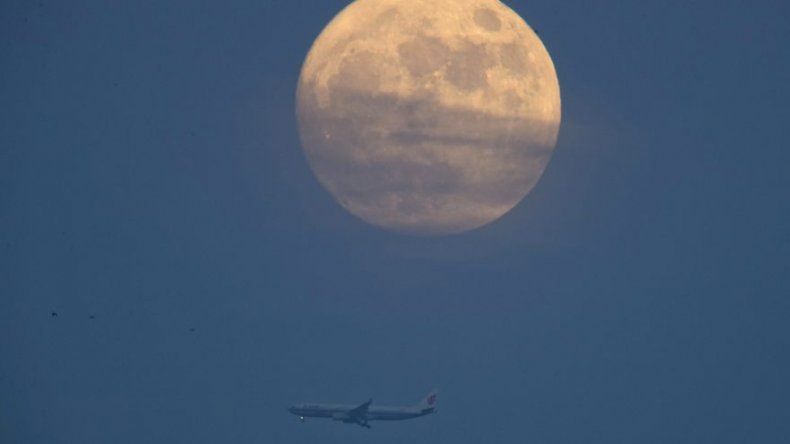 Chinos disfrutan de otra superluna