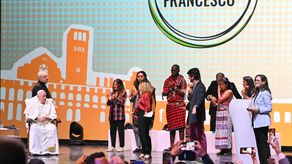 El Papa Francisco asiste al evento Economía de Francesco.