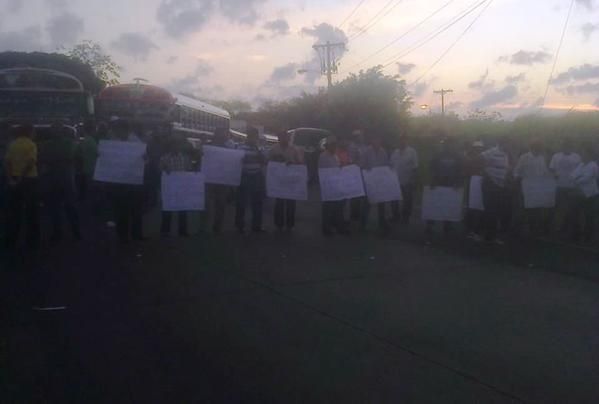 Jubilados cierran la vía Panamericana, exigen aumento