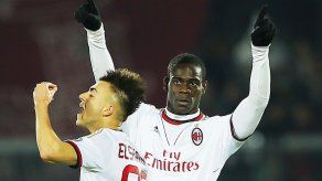 Dos goles postreros de Balotelli y Pazzini rescatan in extremis al Milan