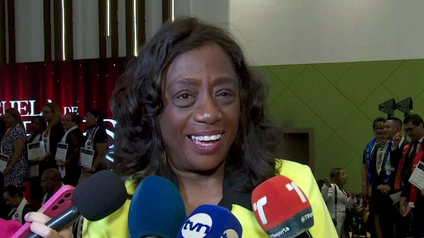 Ministra Lucy Molinar se refiere sobre licitación de laptops para estudiantes y docentes.