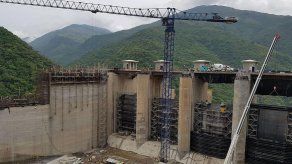 Amenaza de desborde obliga inundar sala de máquinas hidroeléctrica colombiana