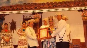 Dorindo Cárdenas recibió homenaje en Festival Nacional de Mejorana