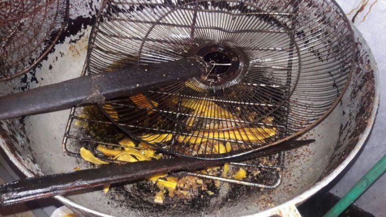 Suspenden temporalmente operación en restaurante y fábrica de platanitos por insalubres