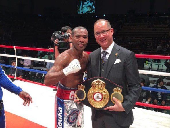 Jezreel Corrales gana por nocaut a Uchiyama