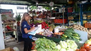 Multan a vendedores en los mercados de San Felipe de Neri y Río Abajo por incumplir con precios