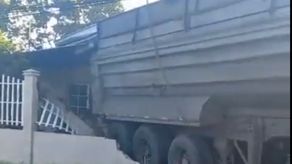 ¡Impactante! Producto de un Accidente de Tránsito camión queda dentro de una casa&nbsp;