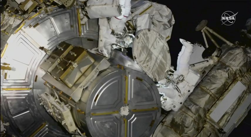El viernes fue la primera caminata espacial para dos astronautas